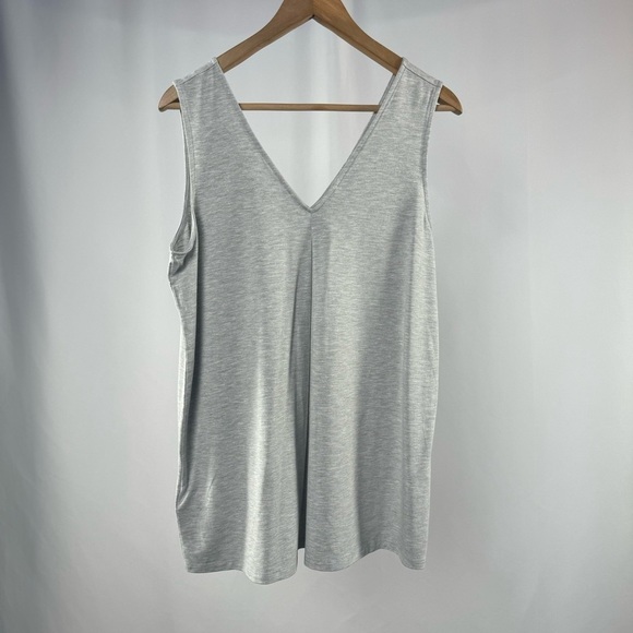 Tommy Bahama V Neck Sleeveless Top in Grey Size Medium - Picture 1 of 4